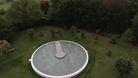 vista aérea del jardín de la fuente redonda con vegetación exuberante