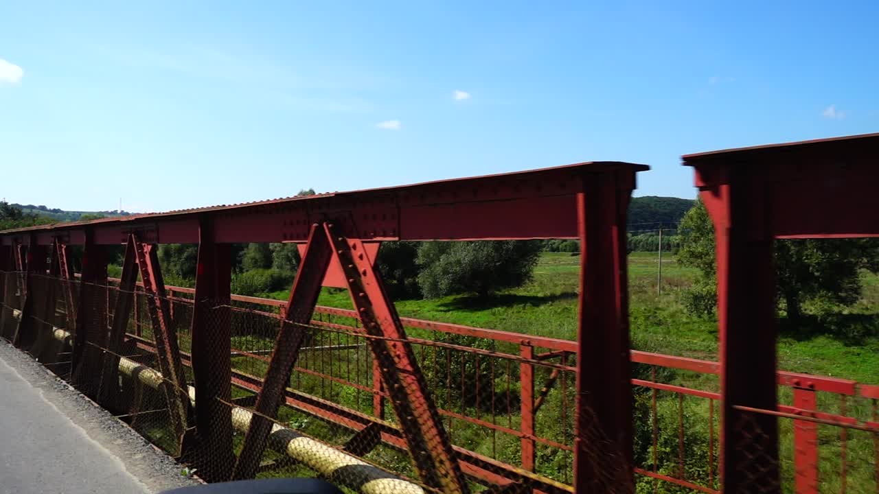 A ponte sobre o rio. Fotografando em movimento