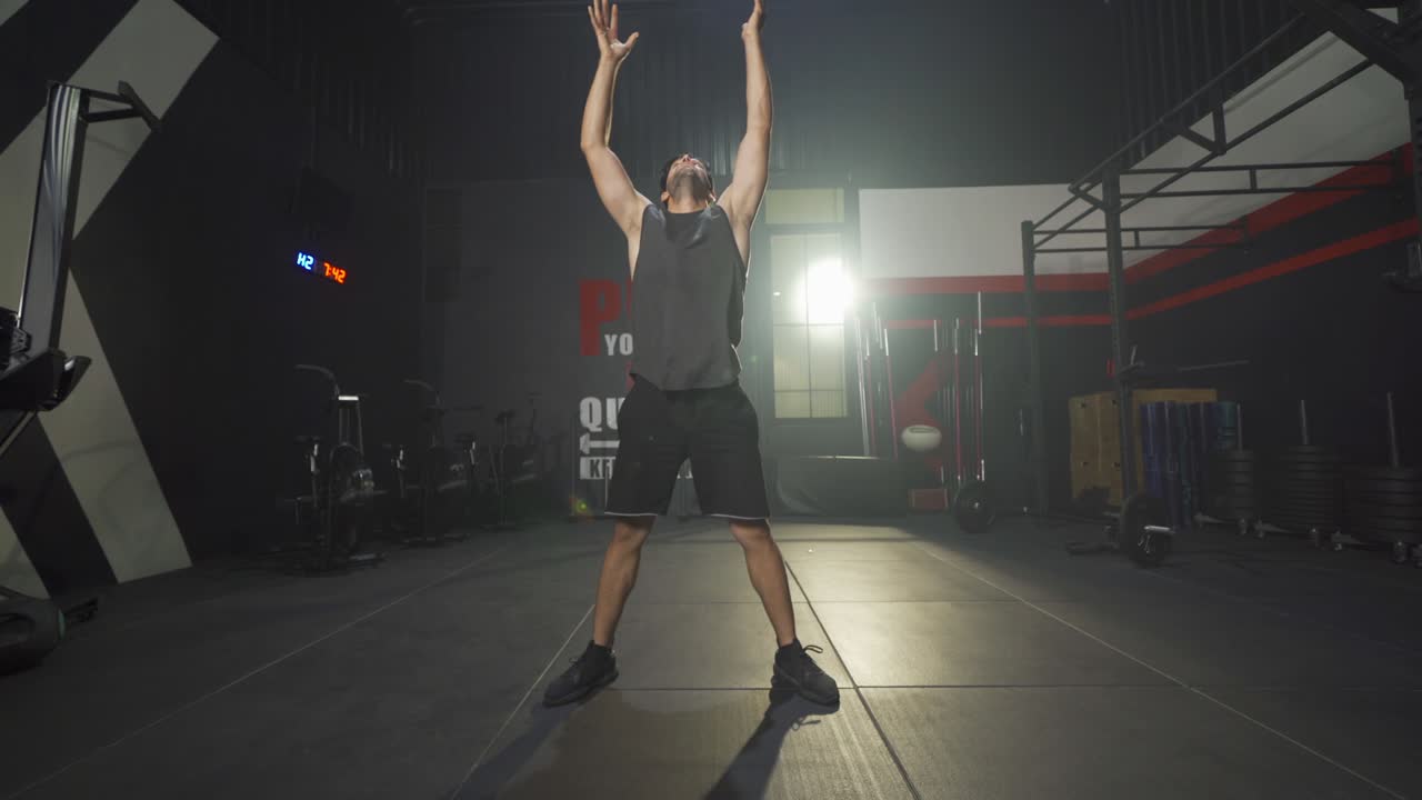 retrato de un hombre de oriente medio usando una pelota de entrenamiento. entrenamiento de fuerza muscular en un club de gimnasio. ejercicio interior con equipos deportivos. atlético. estilo de vida de la gente.