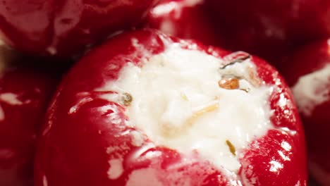 pimienta rellena con queso, restaurante italiano o español con tapas tradicionales, cocina española, deliciosas tapas saladas fermentadas y queso, tomates secos, aperitivo en la barra, buffet