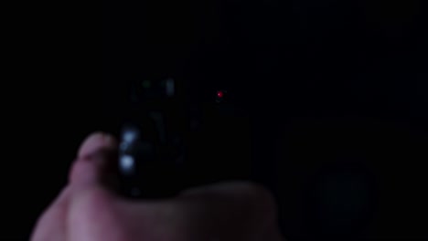 punto de vista de una pistola de 9 mm disparando varias veces hasta que se vacía en una habitación oscura