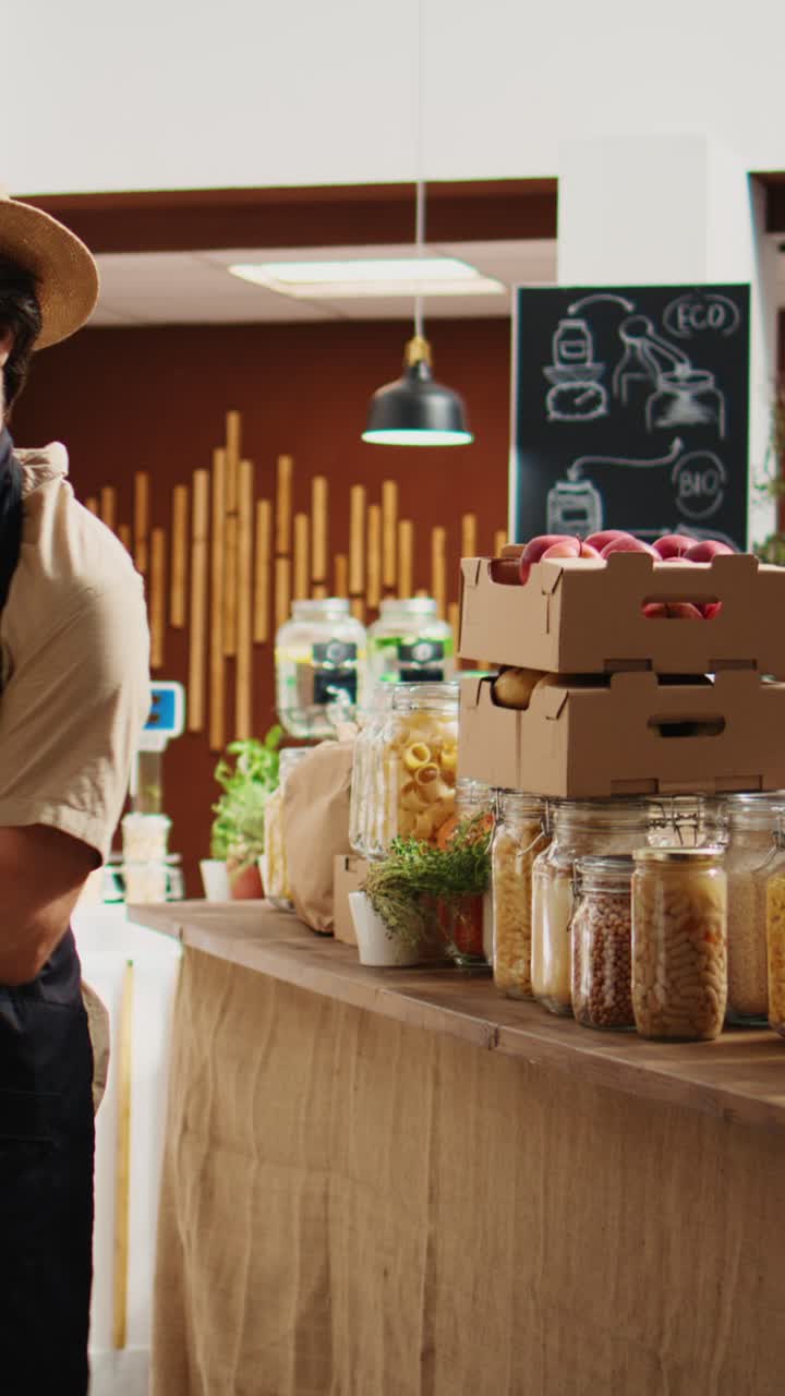 Vídeo vertical Alimentos de produção local Reposição de estoque da loja de produtos orgânicos