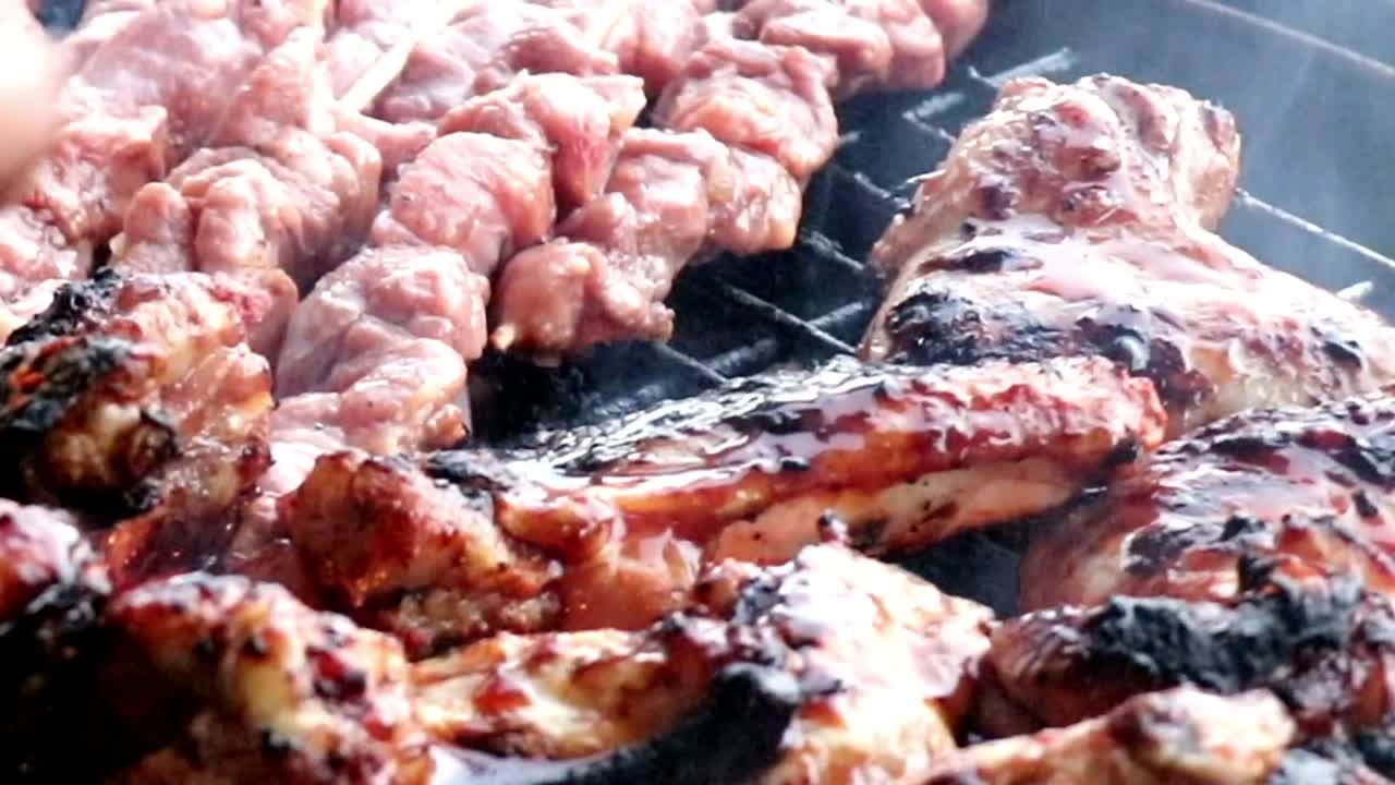 숯불 바비큐에 고기 굽기