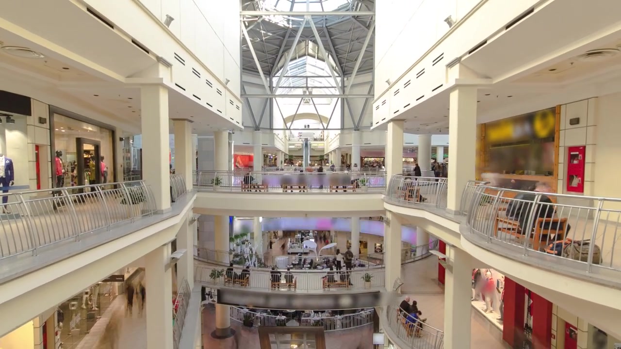 Muchas tiendas en grandes almacenes de varios niveles o centro comercial, timelapse hyperlapse. Vista aérea desde arriba