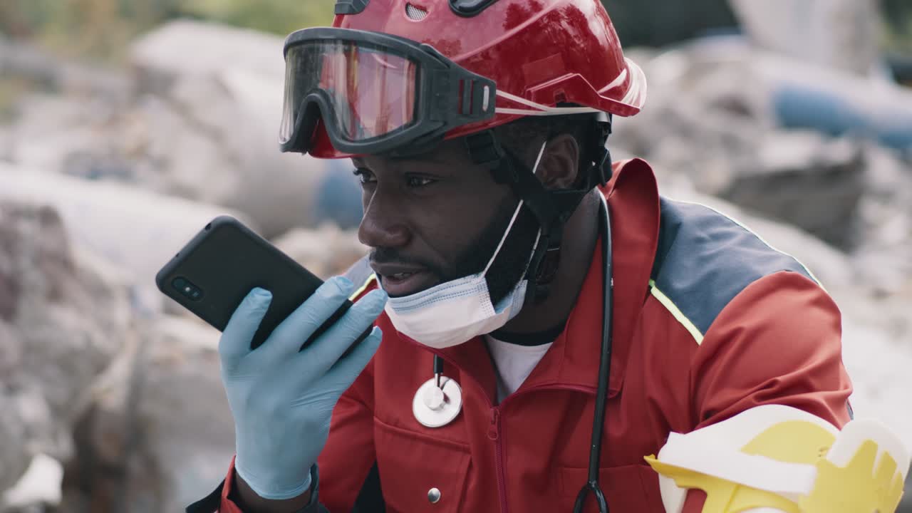 paramédico afroamericano enviando un mensaje de voz