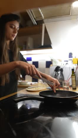 mujer cocinando en la cocina