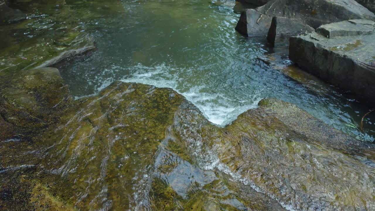 Natuurlijke waterval in Kbal Chay, vredige en verfrissende buitensfeer