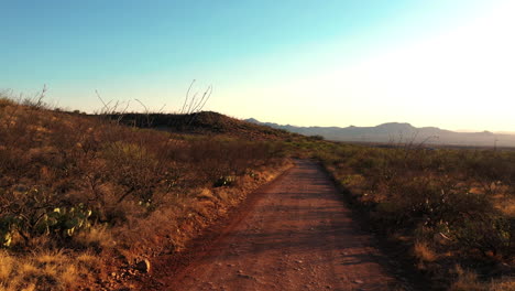 camino de tierra de travesía con cielo brillante en el fondo cerca de río rico, arizona, ee.uu.