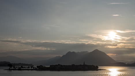 Un-Lapso-De-Tiempo-Del-Amanecer-Del-Tráfico-De-Barcos-En-La-Isla-De-Pescatori-En-El-Lago-Maggiore-Italiano