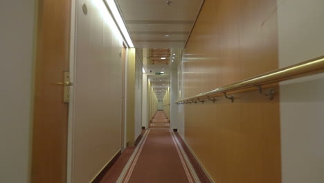 largo corredor de un crucero oceánico
