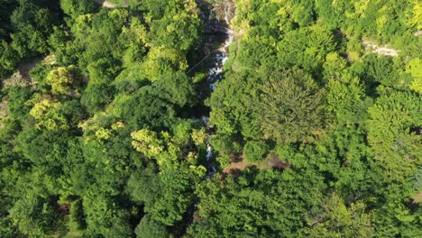 Blick-Von-Oben-Auf-Die-Ruhige-Ländliche-Landschaft-In-Sopotnica-Prijepolje,-Serbien-An-Einem-Sonnigen-Tag---Drohnenaufnahme-Aus-Der-Luft