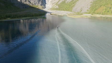 Boot-Schneidet-Muster-Durch-Sedimentreiches-Gletscherwasser-Des-Fjords