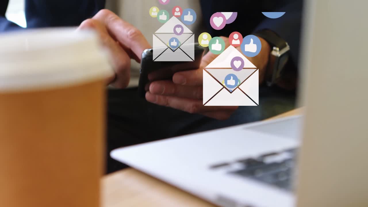 Animazione di icone emoji su un uomo che usa smartphone e laptop