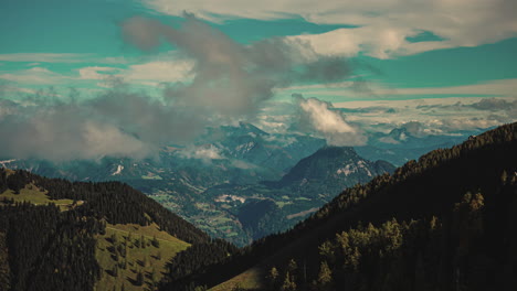 Impresionante-Time-lapse-Aéreo-De-Un-Extenso-Paisaje-Montañoso-Verde