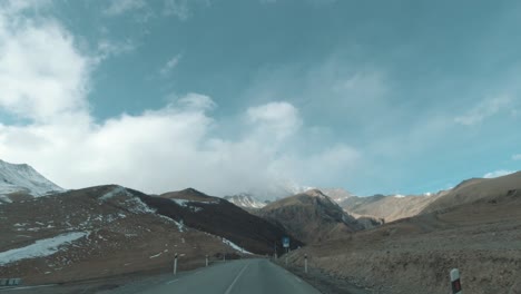 Schöne-Aussicht-Auf-Die-Berge,-Die-Langsam-Mit-Unberührtem-Schnee-Bedeckt-Werden