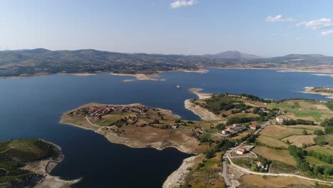 vista de la aldea junto al río