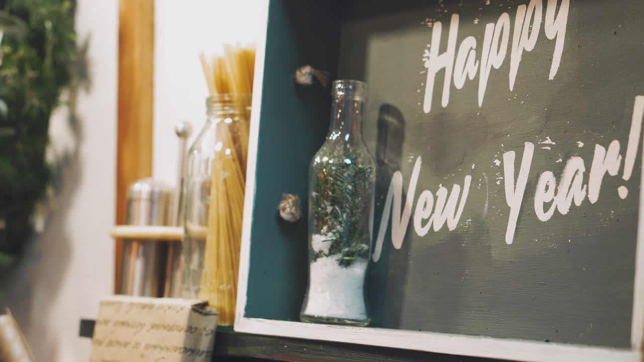 decoración navideña y año nuevo. fondo de vacaciones bokeh borroso abstracto. guirnalda parpadeante. las luces del árbol de navidad parpadean.