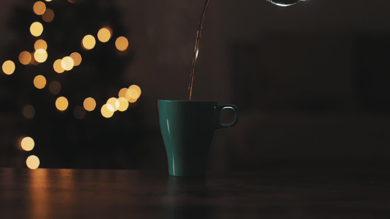 뜨거운 물이 담긴 컵