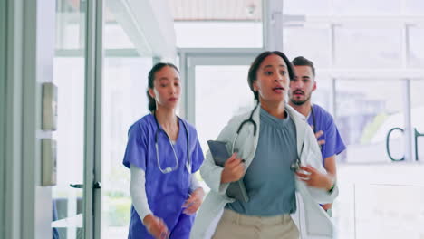 Healthcare-team-of-doctors-running-in-hallway