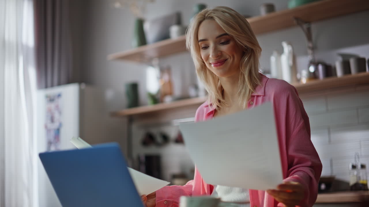 Buchhalterin mit Laptop bei der Arbeit im Homeoffice, Nahaufnahme. Lächelnde Frau bei der Büroarbeit