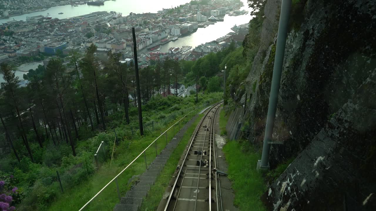 bergen floibanen funicular ride pov. floibanen funicular은 시내와 floyen의 산을 연결하고, 산책과 도시의 멋진 전망을 제공합니다.