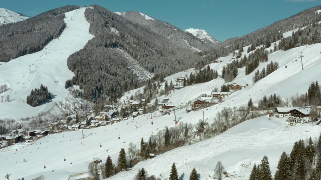 turistas en pistas en la popular estación de esquí en montañas nevadas