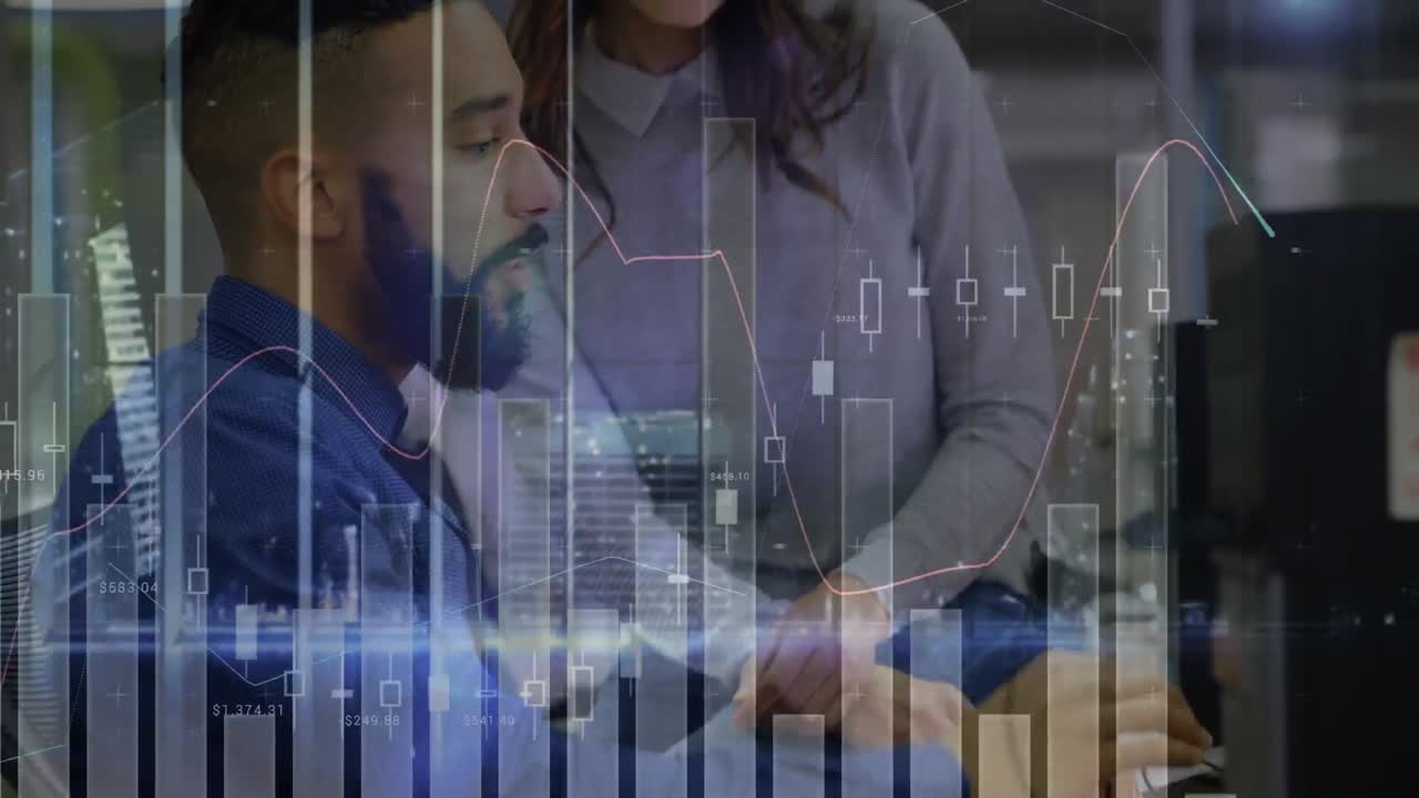 animación de gráficos y paisaje urbano iluminado en diversos compañeros de trabajo discutiendo informes en la computadora