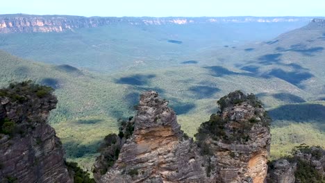 Aerial-view-over-Three-Sisters,-Blue-mountains,-Sydney,-Australia