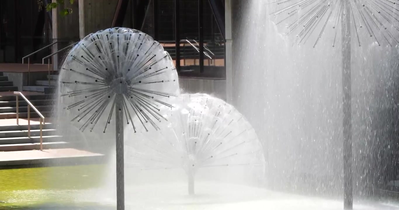 Primo piano della Fontana Ferrier accanto al Municipio di Christchurch e al fiume Avon, Christchurch, Nuova Zelanda