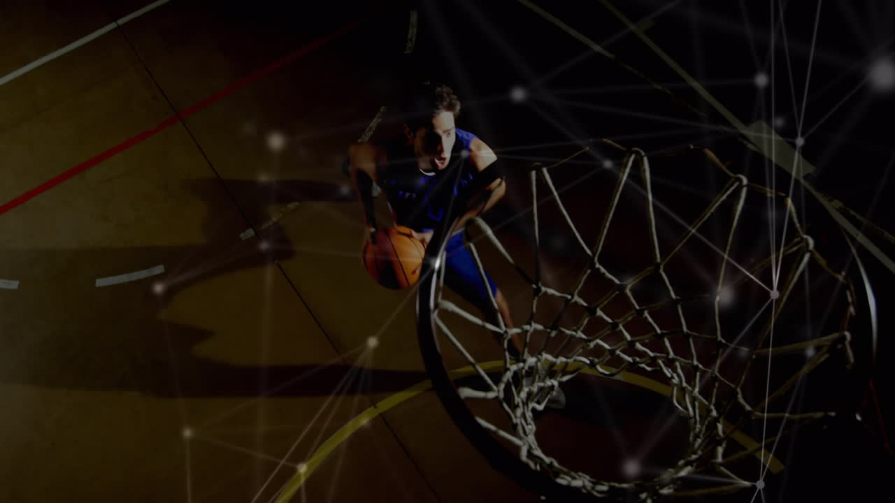 animación de redes de conexiones sobre jugador de baloncesto masculino biracial en el gimnasio