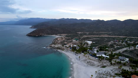 disparo de dron inverso de la playa de la ventana en baja california sur mexico