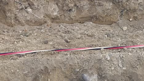 gran cable de alimentación de tres hilos que se arrastra a través de un sitio de construcción