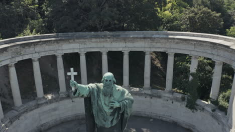 en el lado de la pintoresca colina gellert, budapest, hay una impresionante estatua de szent gellért, el primer obispo húngaro.