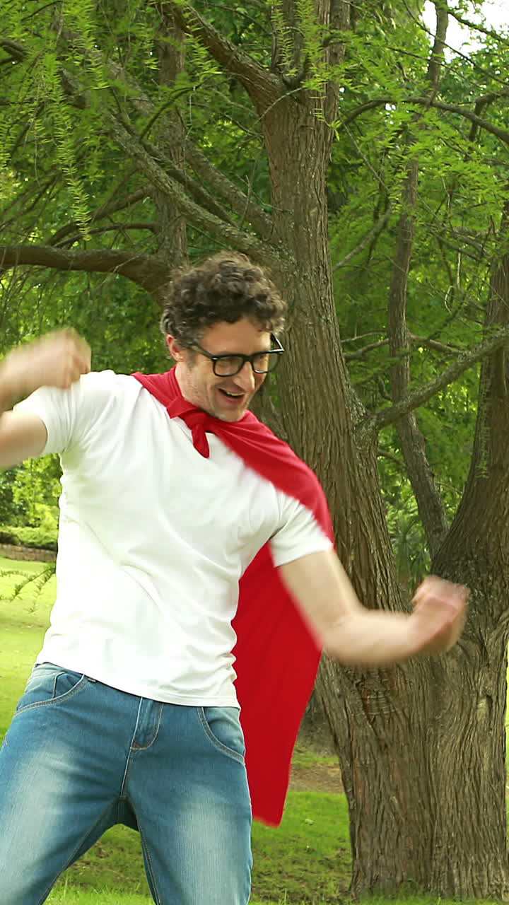 padre e hijo fingiendo ser superhéroes