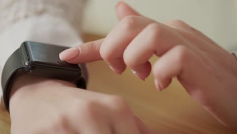 mujer usando un reloj inteligente