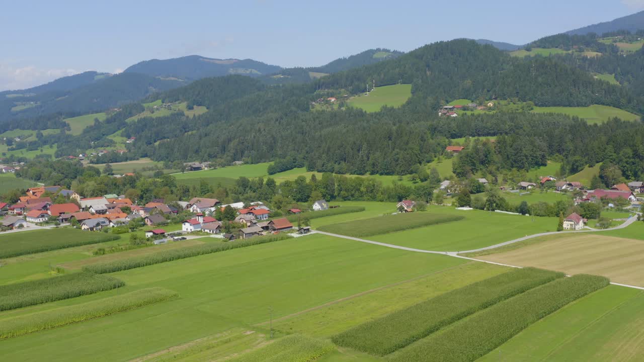 vista aérea de la ciudad de slovenj gradec en eslovenia acercándose a las colinas cercanas, acercamiento de drones lentos