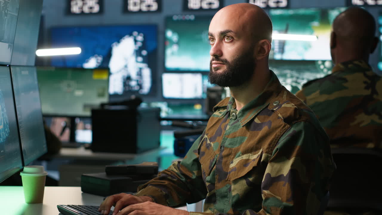 especialista del ejército que emplea tecnología de ia para mejorar los sistemas de guerra militar