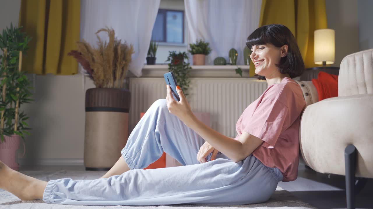 mujer chateando en línea. tiempo libre.