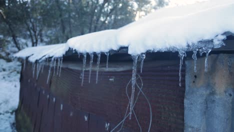 Carámbanos-Colgando-Del-Techo-De-Una-Cabaña-En-Las-Alturas-De-Los-Alpes-Australianos-En-La-Nieve