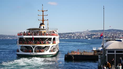 ferry en el puerto de estambul
