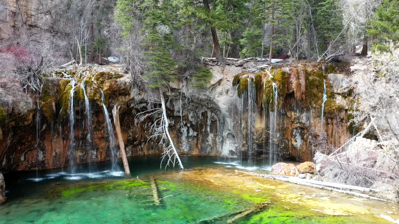 미국 콜로라도의 교수형 호수 폭포를 공전하는 드론