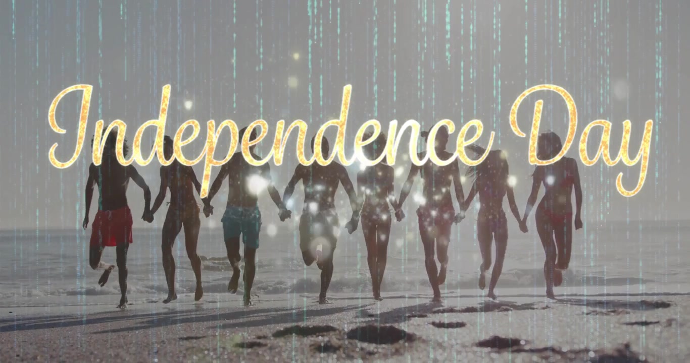 Amici che corrono sulla spiaggia mentre strisce discendenti fanno apparire il testo "Independence Day" per il marketing.