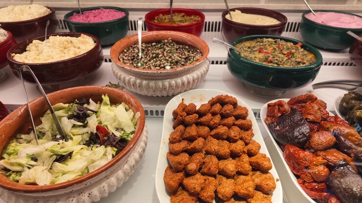 Udvalg af tyrkiske meze-forretter udstillet på en restaurantbuffet