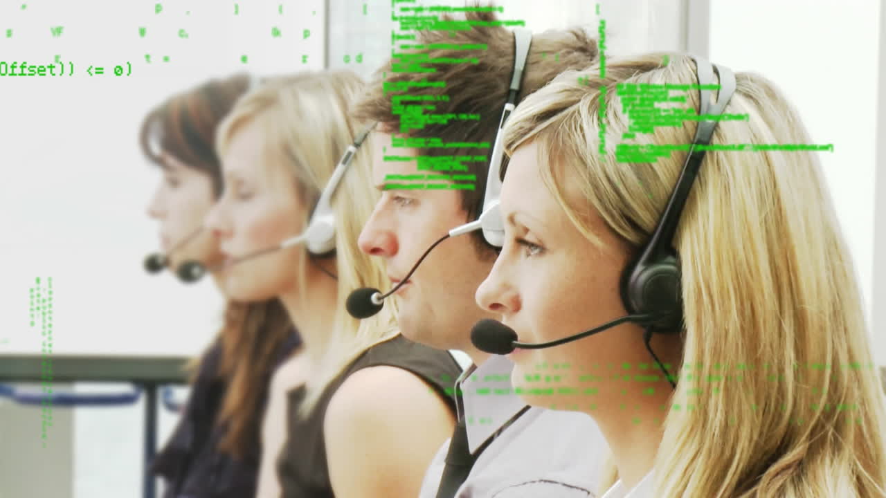 휴대폰 헤드 ⁇ 을 착용한 사람들 위에서 금융 데이터 처리의 애니메이션