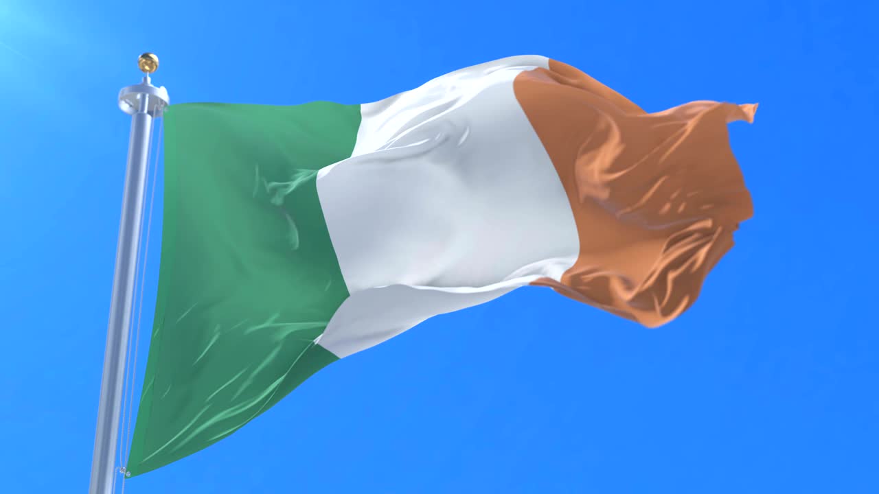 bandera de irlanda agitando en el viento en lento en el cielo azul, bucle