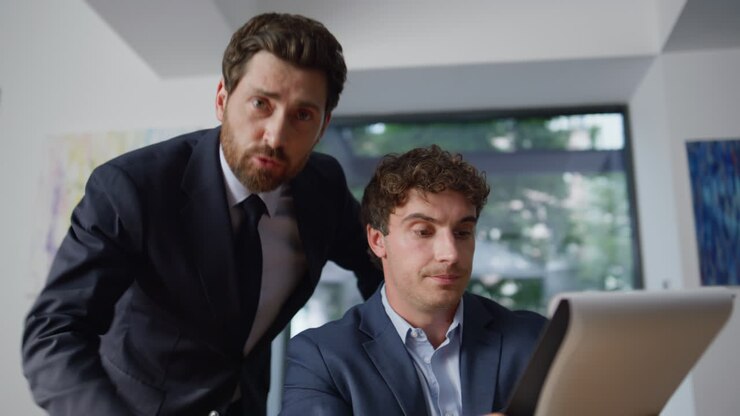 Uomini d'affari POV che discutono online in ufficio. Colleghi stressati che fanno una videochiamata