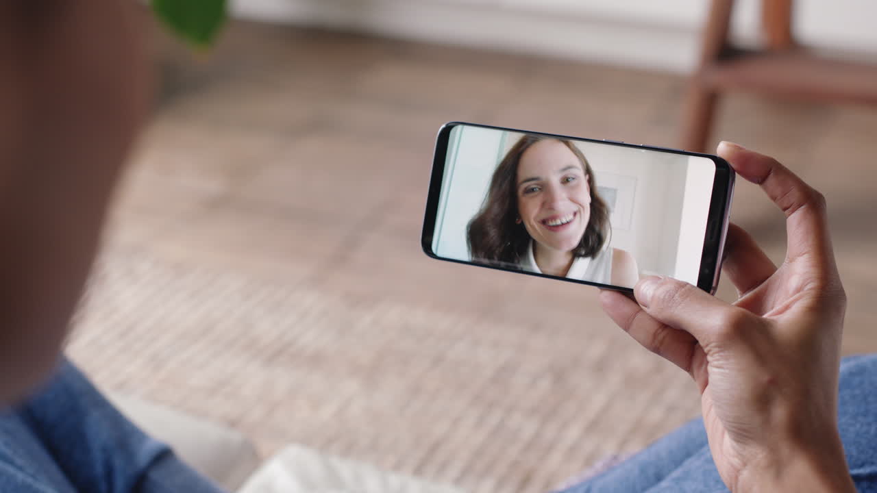 mujer joven teniendo video chat usando teléfono inteligente en casa hablando con un amigo mostrando peinado compartiendo estilo de vida disfrutando de la comunicación en línea
