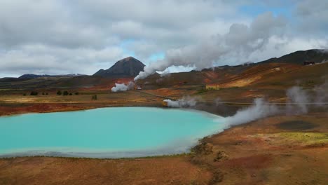 Vista-Aérea-Del-Lago-Azul-Caliente-En-El-área-Geotérmica-De-Myvatn,-Islandia