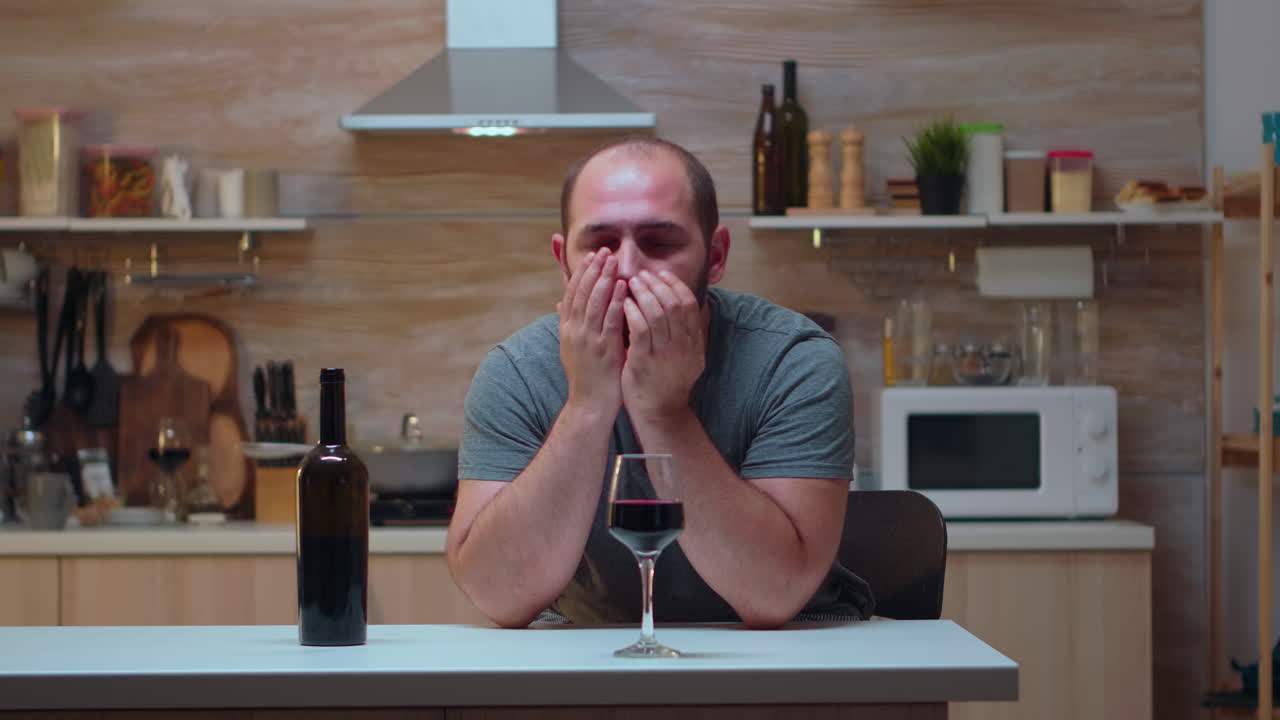 hombre maduro sorprendiendo a la mujer con un regalo