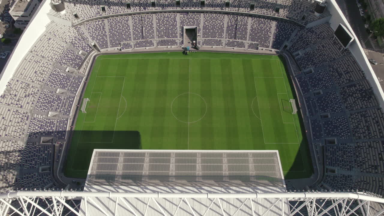 블 ⁇ 필드 축구 경기장은 29,400석을 수용할 수 있으며, 관중들로부터  ⁇  비어 있으며, 세 개의 클럽의 홈구장이며 때때로 음악 공연을 개최합니다.